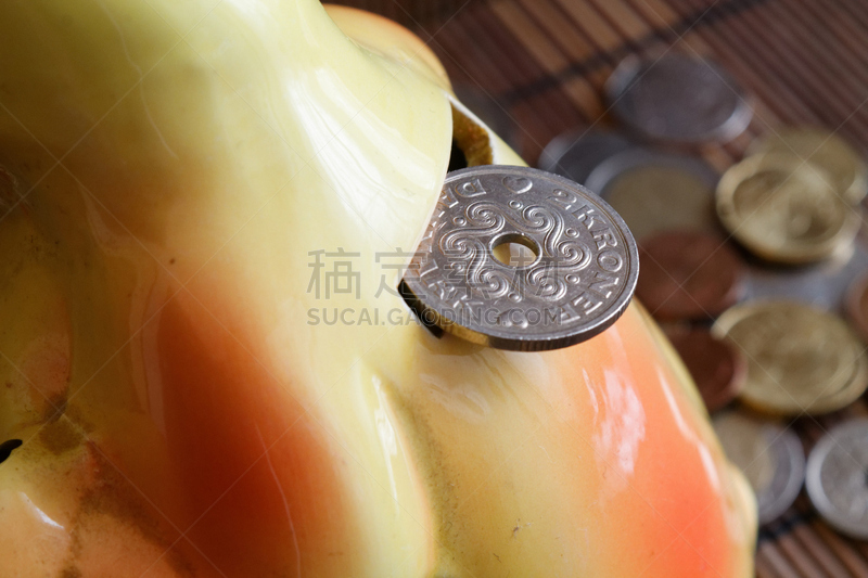小猪扑满,数字2,洞,背景聚焦,danish krone coin,王冠,电子商务,金属,股市数据,想法