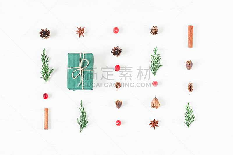 松果,柏树,蔓越桔,礼物,枝,圣诞装饰物,包装纸,排列整齐,肉桂