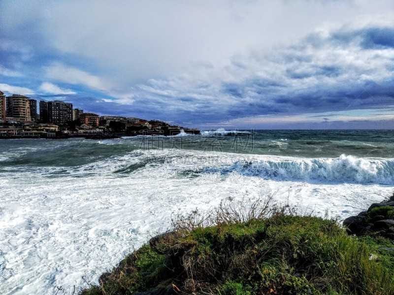 Mare mosso visto dalla città di Catania