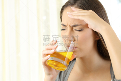 头痛,痛苦,健康保健,女孩,人类肺脏,粘液,饮料,仅成年人,青年人,坏消息