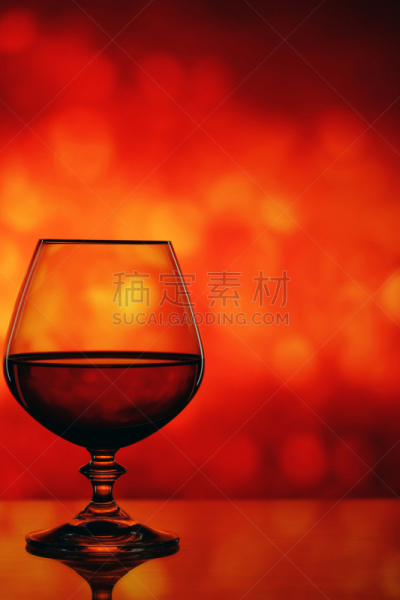 运动模糊,白兰地酒杯,垂直画幅,饮食,夜晚,无人,散焦,白兰地,斑点,玻璃