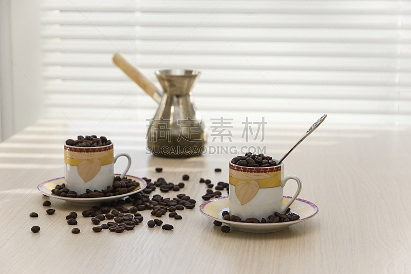 杯,桌子,两个物体,咖啡豆,烤咖啡豆,褐色,芳香的,水平画幅,无人,茶碟