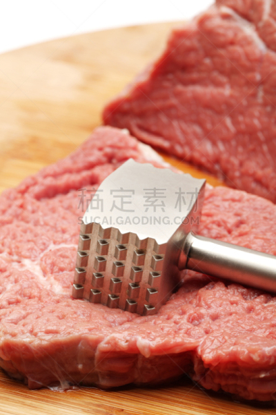 切制肉,白色背景,分离着色,垂直画幅,锤子,褐色,炸肉排,无人,排骨,生食