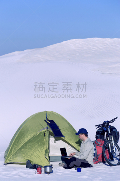 男人,自行车,沙漠,旅游目的地,垂直画幅,天空,沙子,陆用车,旅行者,男性