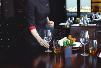 餐馆,桌子,上菜,男招待,女招待,正餐宴会,侍者,份量,饮食产业,无法辨认的人