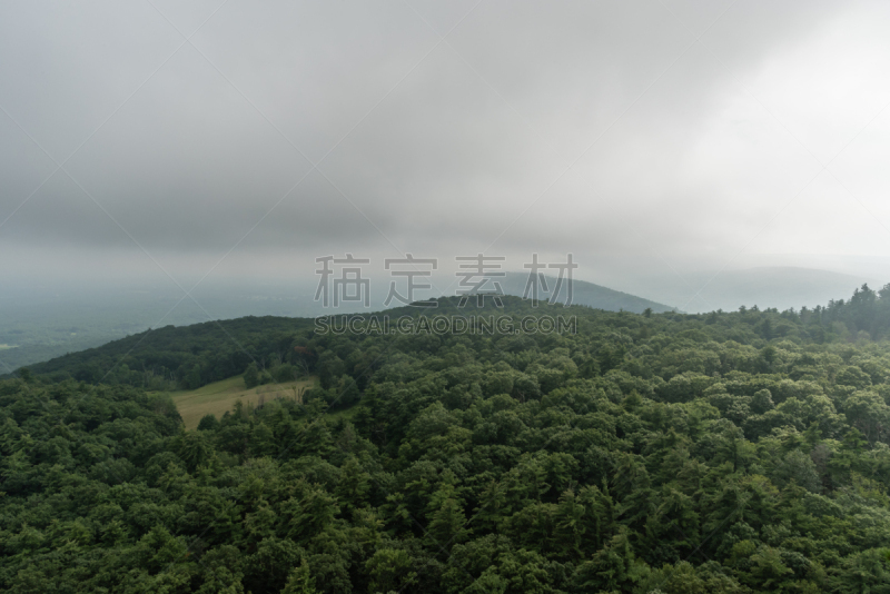 暴风雨,夏天,密封食品,天空,重的,度假胜地,水平画幅,枝繁叶茂,云,山