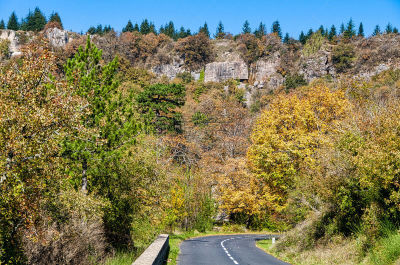 une petite route dans les Cévennes en automne