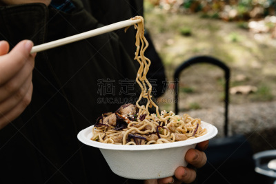 肉,女人,拿着,中间部分,街头食品,面条,泰式炒面,中式外卖,休闲活动,水平画幅