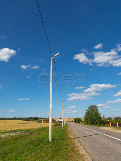 柏油路,地下水,垂直画幅,天空,无人,交通,夏天,草,云景,方向