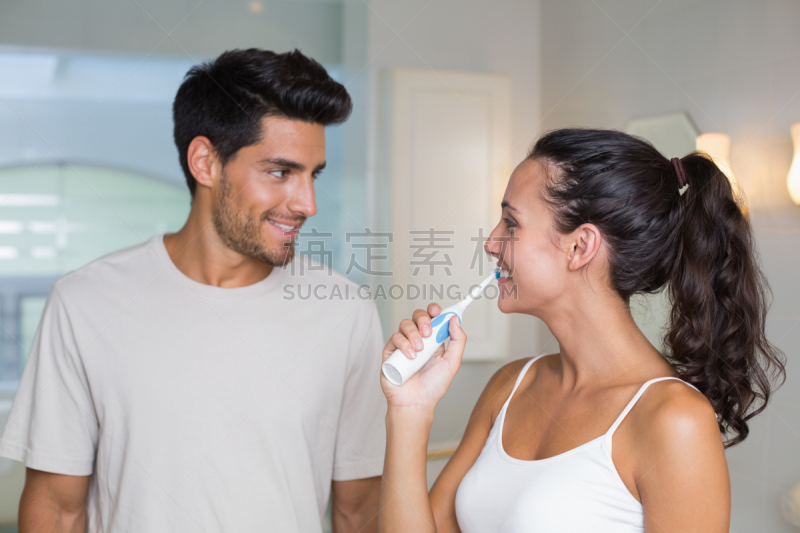 女人,异性恋,几乎,电动牙刷,美,浴室,水平画幅,美人,家庭生活,早晨