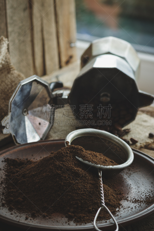烤的,盘子,研磨咖啡,咖啡豆,垂直画幅,烤咖啡豆,褐色,研磨食品,茴芹,饮料