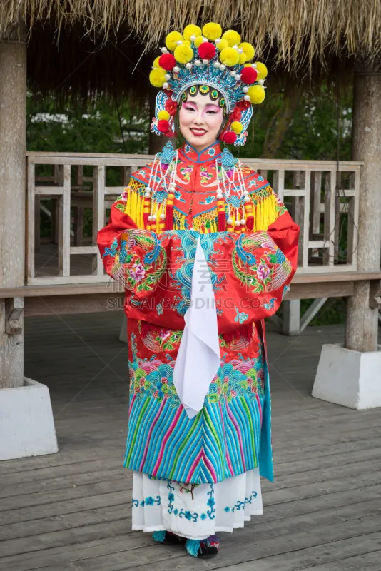 帽子 袖子 户外 旗袍 自然美 长发 女孩 手摇花 王冠 传统服装图片素材下载 稿定素材