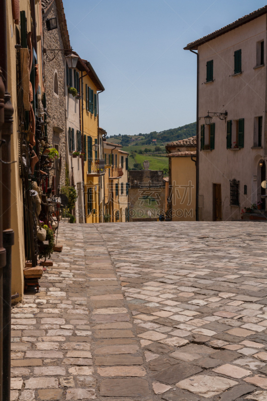 Le colline del montefeltro sono un'area geografica postra tra l'Emila Romagna e le MarcheSan Leo, antico borgo emiliano, posto alle spalle della più nota San Marino