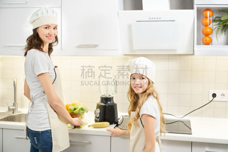 注视镜头,厨房,母女,现代,木乃伊化的,家庭,肖像,鹬鸵,儿童,水果