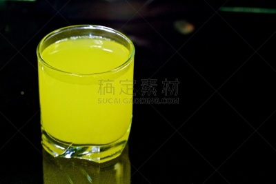 鸡尾酒,玻璃杯,黄色,黑色背景,方津杏仁酒,苏格兰威士忌,朗姆酒,玛格丽特,白兰地,整齐的