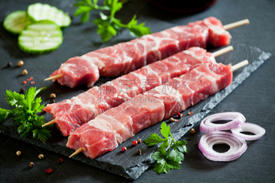 生食,串肉签,猪肉,水平画幅,风化的,无人,洋葱,胡椒,香料,特写