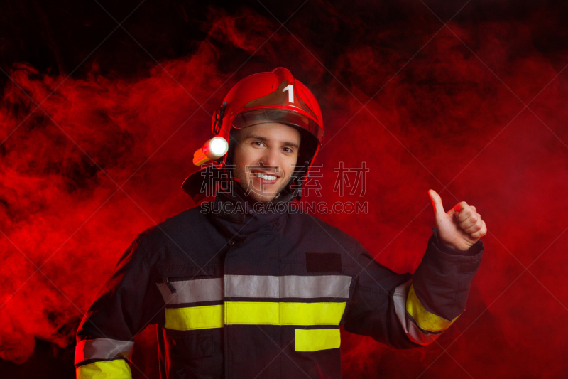 消防员,翘起大拇指,制服,烟,男性,仅男人,仅成年人,青年人,专业人员,消防队