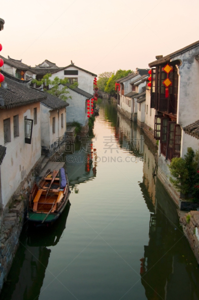周庄,垂直画幅,水,江苏省,灯笼,墙,运河,古老的,旅行者,户外