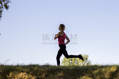 青年女人,慢跑,超马拉松赛,路边,田径运动员,马拉松赛跑,夏天,仅成年人,青年人,运动