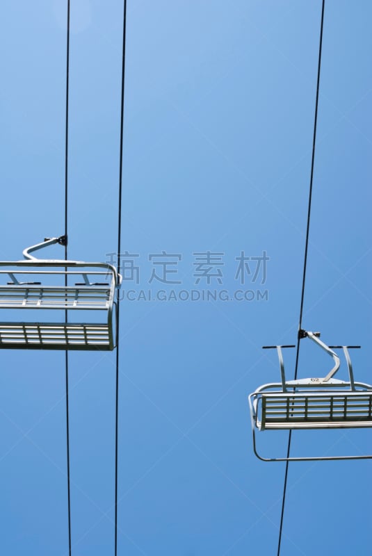 天空,蓝色,滑雪缆车,椅子,两个物体,正下方视角,垂直画幅,山,无人,夏天