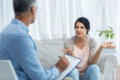 女人,腹腔,家庭生活,仅成年人,居住区,沙发,青年人,妇科专家,专业人员