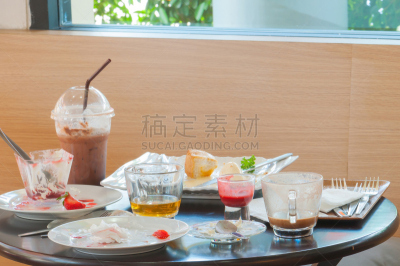桌子,工间休息,冷食类,冰淇淋,在之后,商店,一次性杯子,饮料,凌乱,被抛弃的