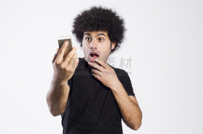 惊奇,青年男人,灰色背景,电话机,看,仅男人,技术,仅一个男人,从容态度,影棚拍摄