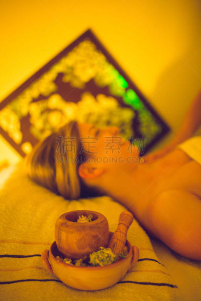 青年女人,spa美容,芳香疗法,按摩器,分头,按摩油,头发,发型屋,健康保健,头发向后梳