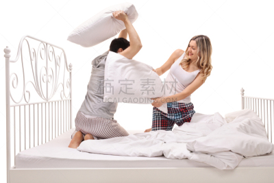 床,女人,青年男人,打枕头仗,水平画幅,伴侣,家具,白人,男性,青年人