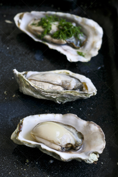 牡蛎,生食,熟的,清新,开蚝壳,脂蛋白,鱼肝油,蛤蚌,垂直画幅,酸
