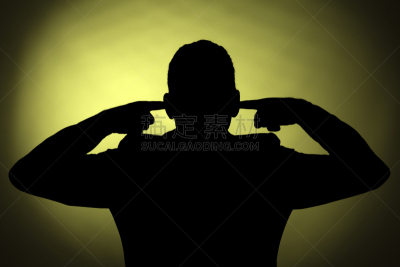 男人,手捂耳,不理的,噪声,专心,拍摄场景,安静,留白,水平画幅,阴影