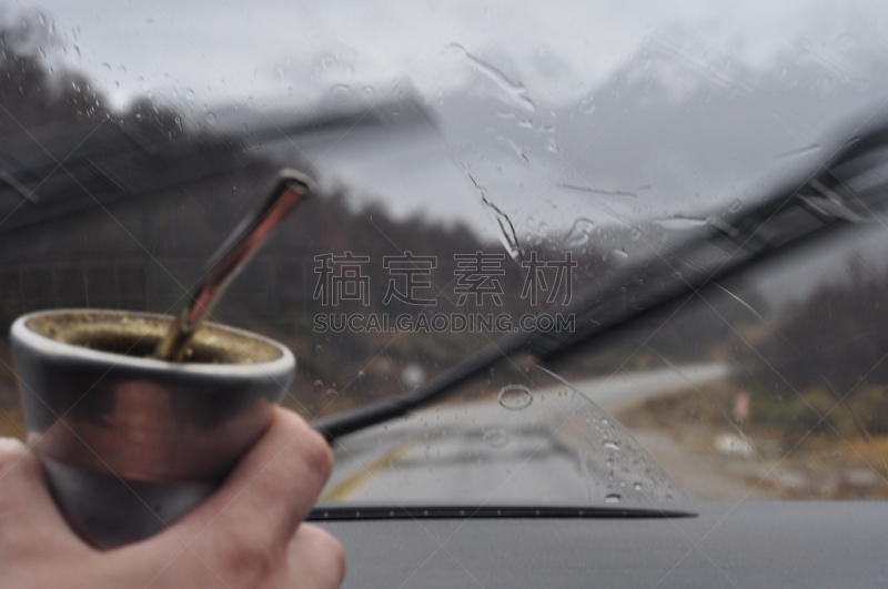 马黛茶,雨,水平画幅,地形,汽车,2015年,男人,成年的,户外,饮料