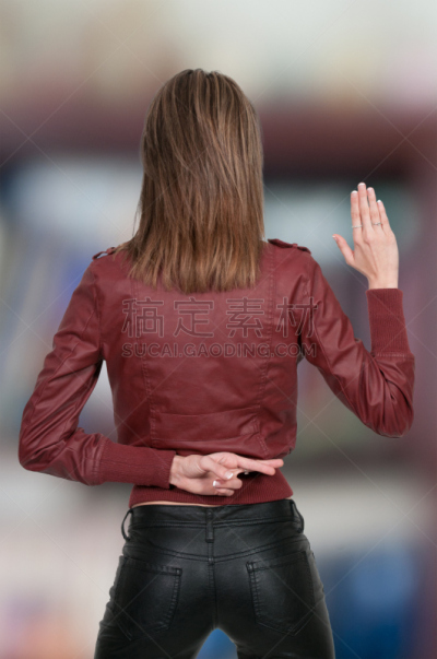 女人,盘着手指,垂直画幅,人造的,不诚实,错觉,撒谎者,横越,做手势,行窃团伙