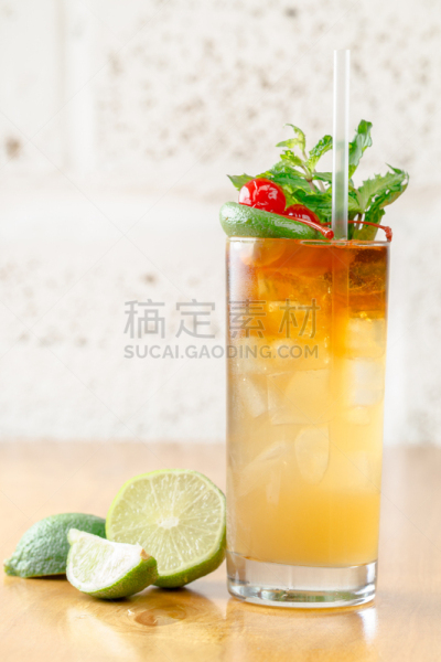 鸡尾酒,桌子,多色的,马提尼,垂直画幅,正面视角,蒸馏酒厂,蒸馏塔,新的,无人