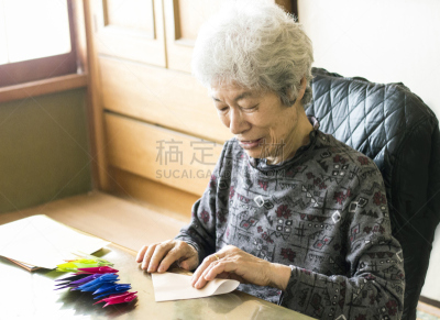 折纸工艺,老年女人,起重机,榻榻米座椅,帕金森氏症,纸鹤,老年痴呆症,白发,仅一个老年女人,收容所