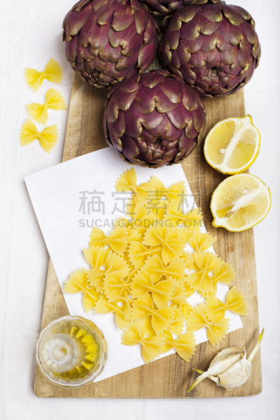 朝鲜蓟,白色,分离着色,成分,洋蓟心,蝴蝶结通心粉,餐具,垂直画幅,留白,素食