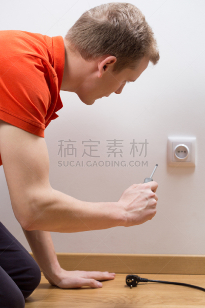 螺丝刀,垂直画幅,身体受伤,风险,白人,仅男人,仅成年人,青年人,痛苦,危险