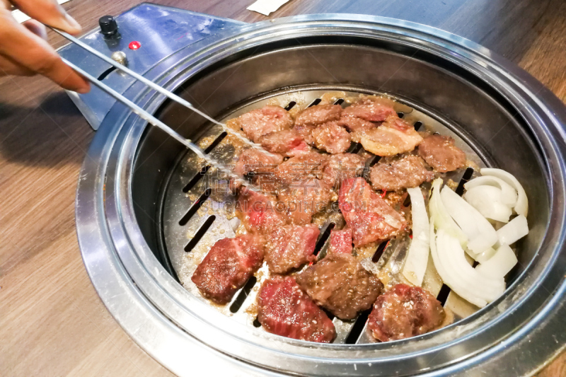 野餐烤牛肉,烤肉架,膳食,朝鲜半岛,舞台,韩式烧牛肉,韩国泡菜,烧烤猪肉,韩国食物,餐具