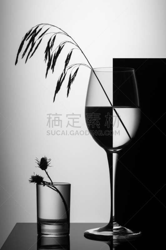 玻璃杯,刀刃草,透明,艺术,黑白图片,绘画艺术品,液体,渐变背景,一半的,逆光