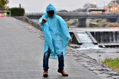 京都府,日本人,雨,鸭川,男人,舞蹈,青春期,水平画幅,户外,青年人