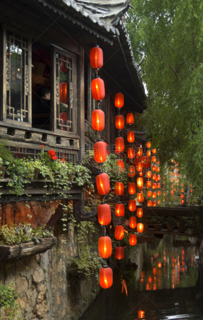 灯笼,云南省,垂直画幅,柳树,旅游目的地,东亚,路人,建筑外部,建筑结构,丽江