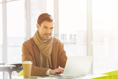 注视镜头,使用手提电脑,男人,男性美,咖啡馆,计算机键盘,饮料,计算机,肖像,技术