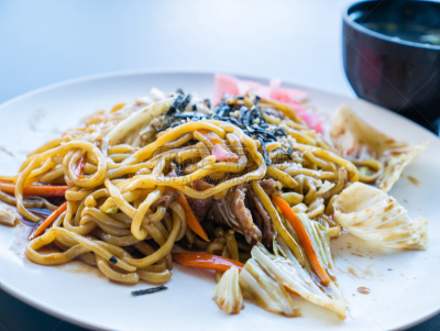 日式炒面,油煎虾面,餐具,水平画幅,膳食,特写,东方食品,肉,白色,甜点沙司