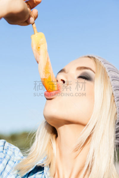 金色头发,自然美,烟,女孩,人的眼睛,无檐小便帽,斯默克眼影,垂直画幅,冰淇淋,美