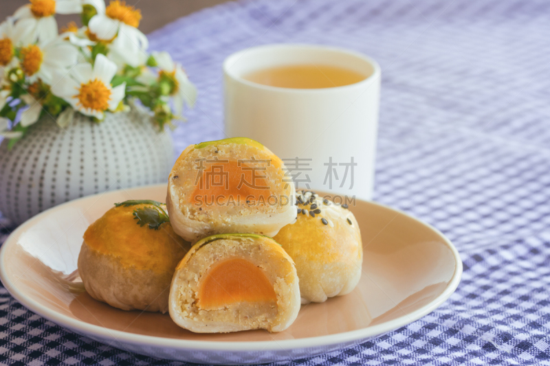 绿豆,月饼,自制的,面包店,侧面视角,茶,盘子,留白,木制,桌子