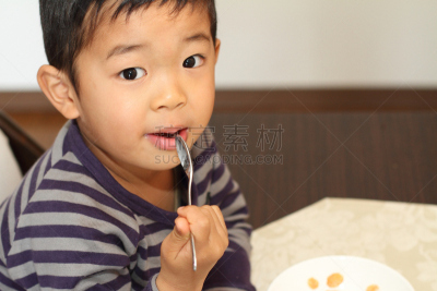 男孩,谷类食品,学龄前,水平画幅,膳食,日本人,餐桌,玉米片,书桌,成年的