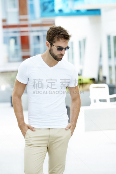 白色,男人,球座,手放在兜里,垂直画幅,正面视角,络腮胡子,t恤,美人,户外