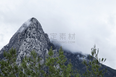 山,自然,水平画幅,云,无人,户外,雨,山顶,森林,岩石