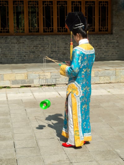 轮流抛接,女孩,空竹,垂直画幅,女人,东北,进行中,衣服,人,云南省