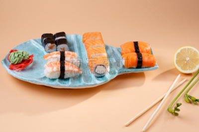 盘子,寿司,小圆面包,鱼肉,酥炸鱼,寿司卷,生鱼片寿司,鱼子酱,裹面包屑,橡胶